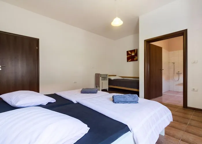 Gruppenferienhaus August Vikendica *